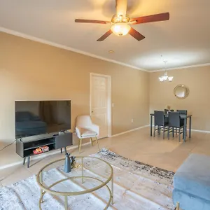 Modern 2br Oasis Pool, Gym & Parking Near Airport Apartment